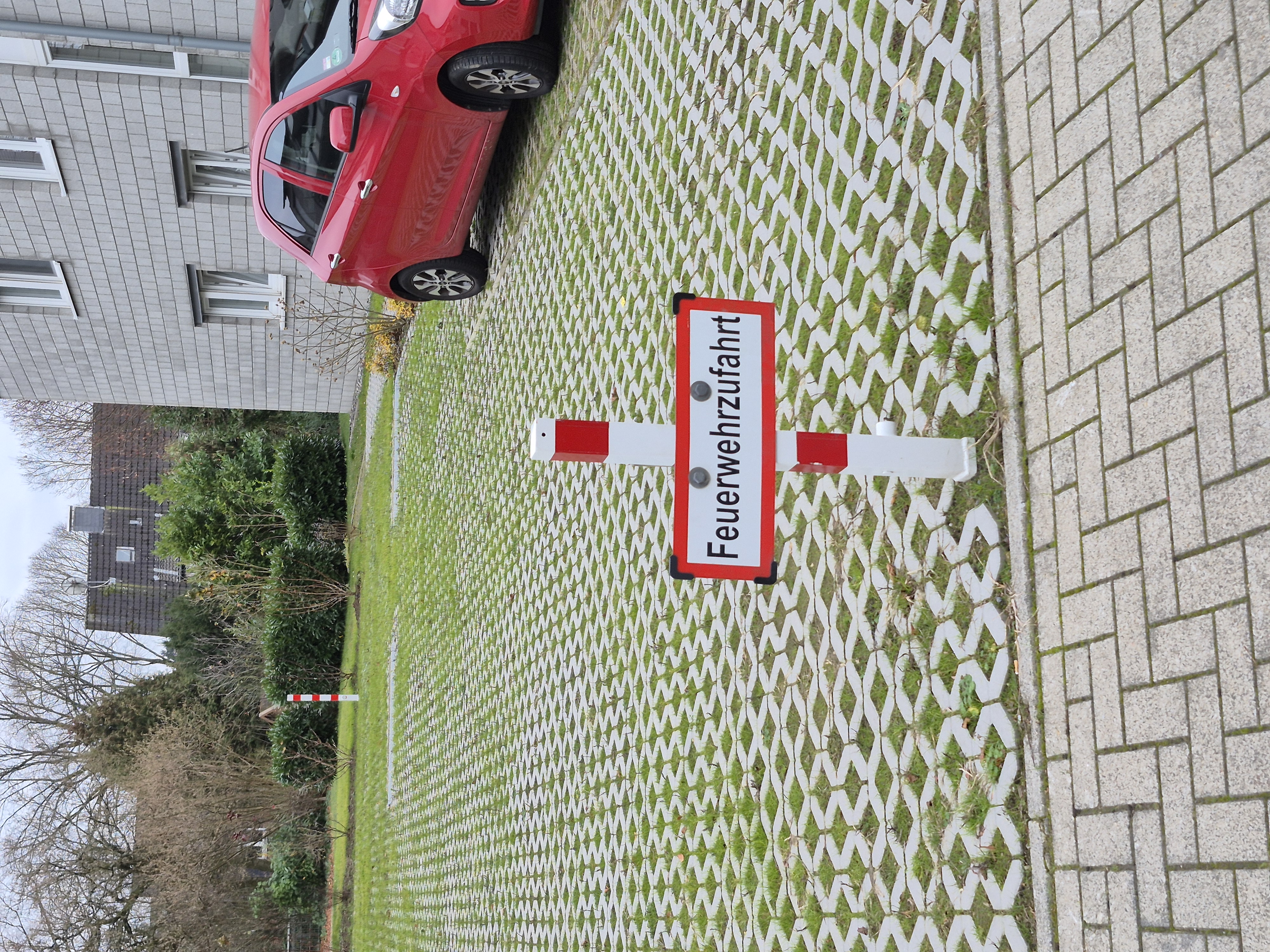 Feuerwehrzufahrt-Schild auf Kinderkopfhöhe