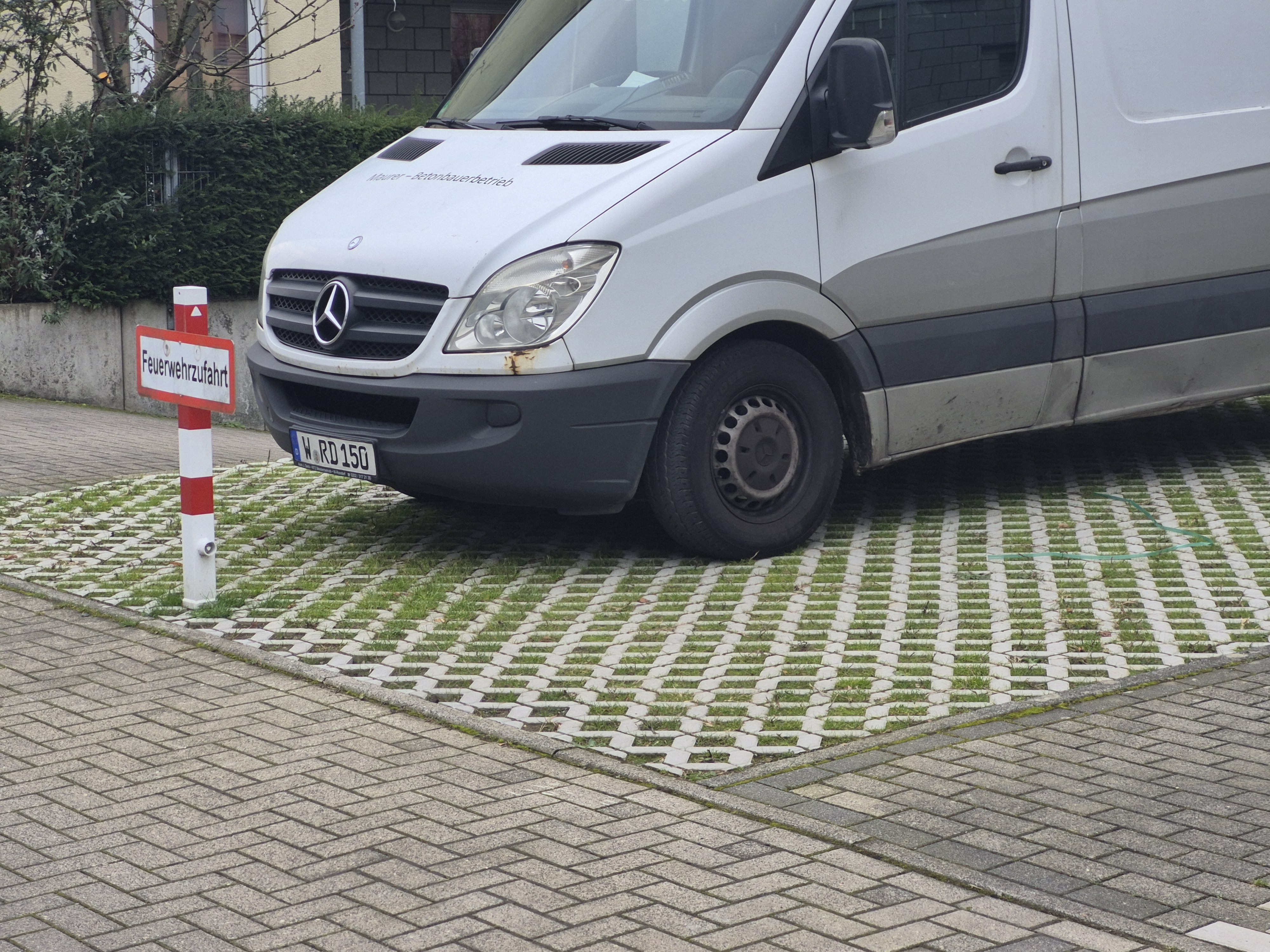 Transporter auf Feuerwehrfläche